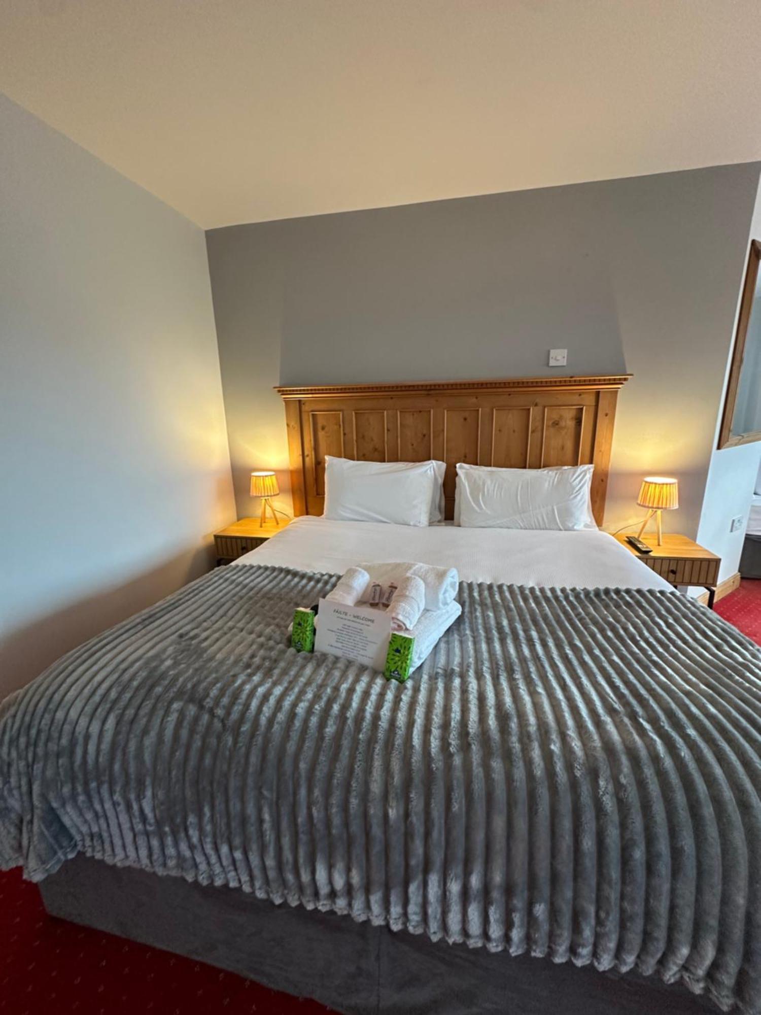 Dingle Marina Lodge Экстерьер фото